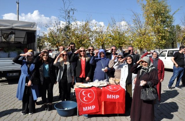 MHP Kars Kadın Kolları şehitlerimiz için helva dağıttı