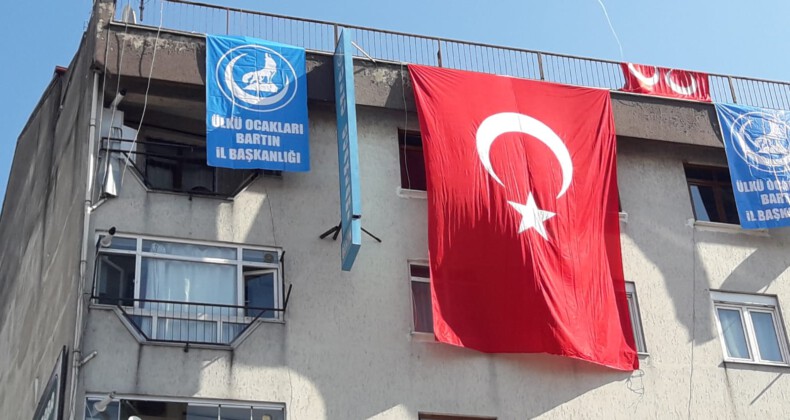 Bartın Ülkü Ocakları’ndan Mehmetçik’e Bayraklı destek