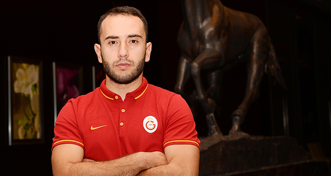 Olcan Adın sosyal medya hesabından futbolu bıraktığını açıkladı