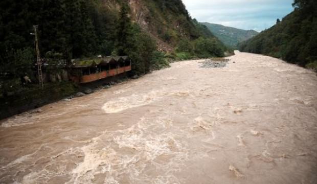 Rize’de sel ve heyelan; yollar dereye döndü