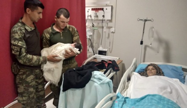 Tel Abyad’da Mehmetçik doğum sancısı tutan kadını hastaneye yetiştirdi