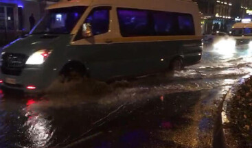 Meteoroloji uyarmıştı! İzmir&rsquo;i sağanak vurdu