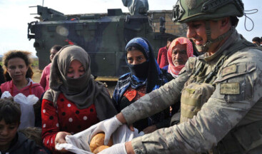 Suriye’de Barış Pınarı bölgesinde askerlerimizin yardım dağıtımları devam ediyor