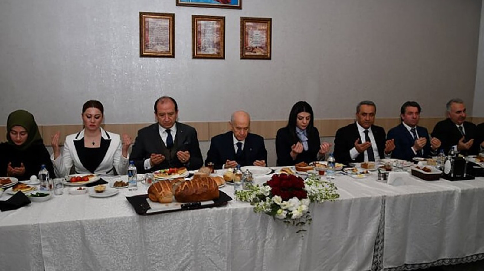 MHP Lideri Devlet Bahçeli genel merkez personeli ile kahvaltı’da buluştu