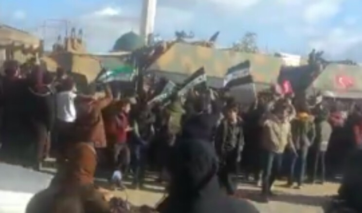 The Syrians welcomed a Turkish military convoy north of Idlib #Syria #Idlib #BaharKalkanı
