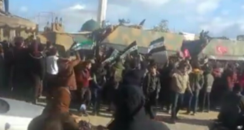 The Syrians welcomed a Turkish military convoy north of Idlib #Syria #Idlib #BaharKalkanı