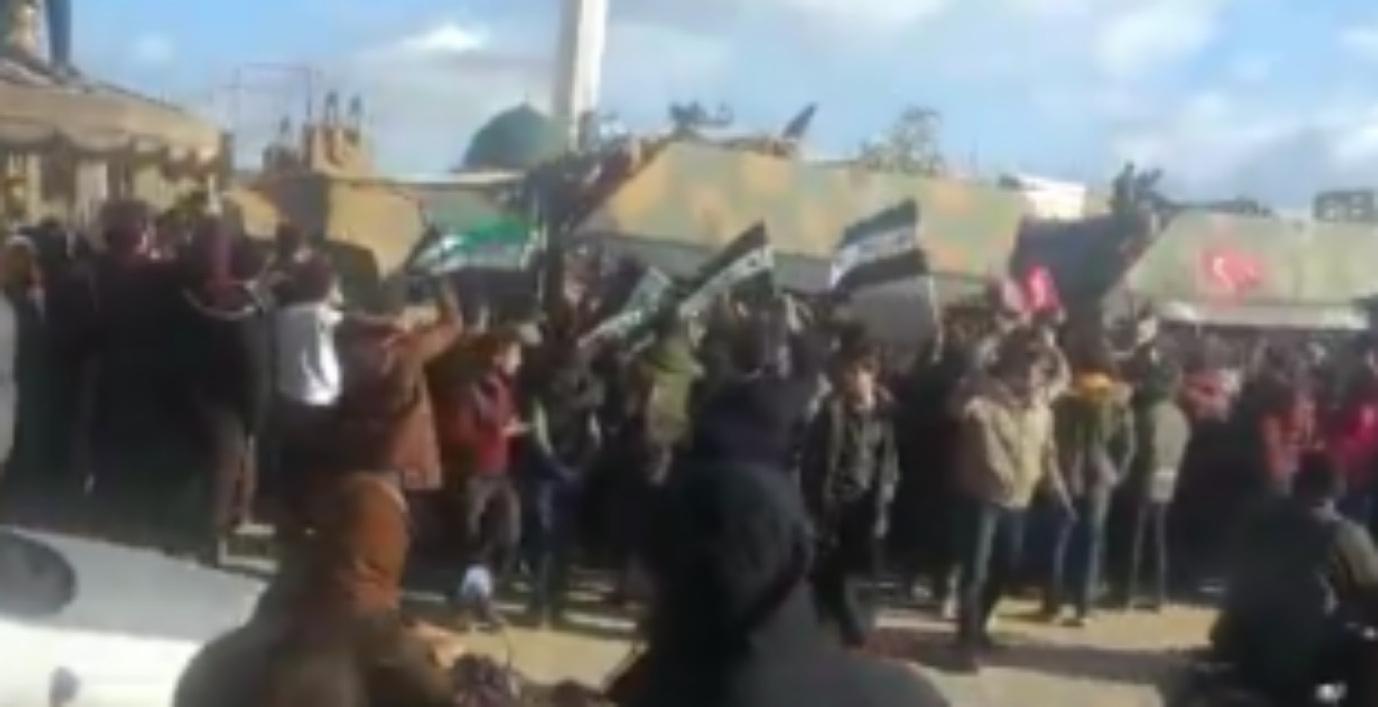 The Syrians welcomed a Turkish military convoy north of Idlib #Syria #Idlib #BaharKalkanı