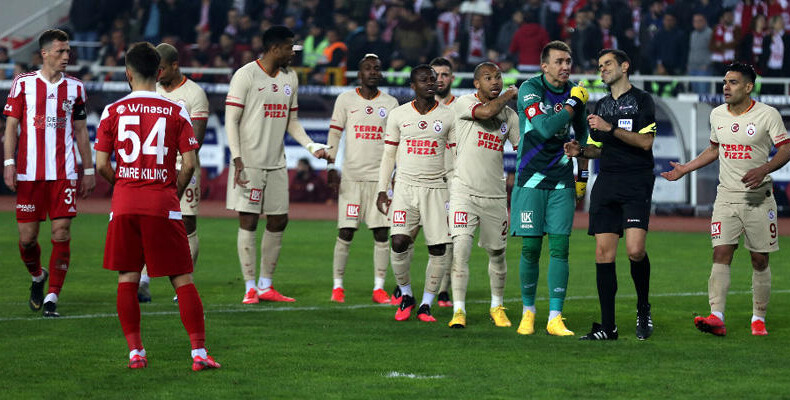 Sivasspor-Galatasaray maçında kural hatası iddiası
