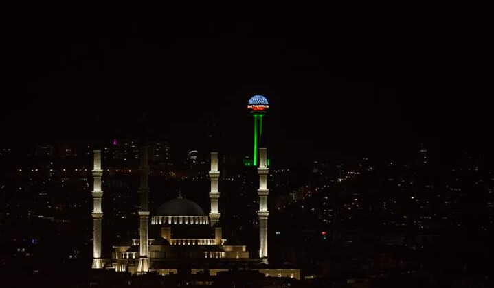 Ankara’da Atakule’ye Azerbaycan Bayrağı’nın renkleriyle ışıklandırıldı
