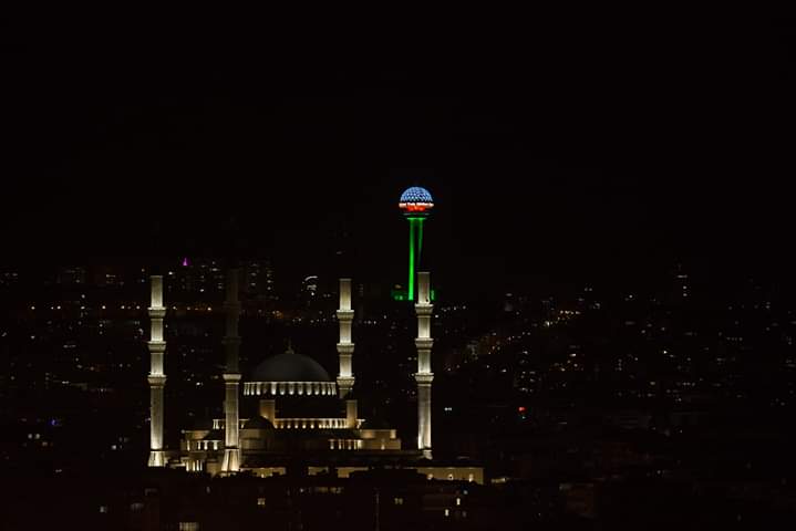 Ankara’da Atakule’ye Azerbaycan Bayrağı’nın renkleriyle ışıklandırıldı