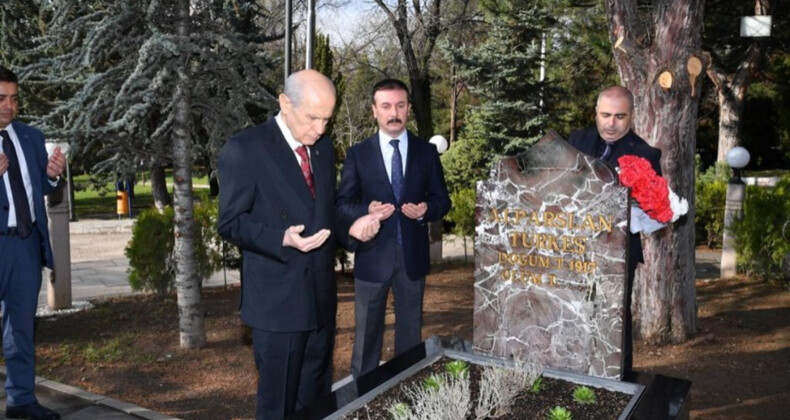 MHP Lideri Bahçeli, Başbuğ Türkeş’in kabrini ziyaret etti