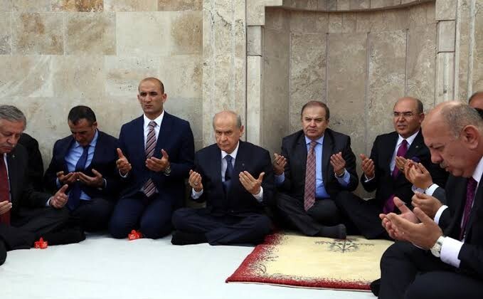 Bahçeli: Milliyetçi Hareket Partisi, kaynağını Türk-İslam Ülküsünde bulan Türk milliyetçiliğine gönül ve ömür vermiş dava ve adamlık zirvesi iman erlerinin övüncüdür