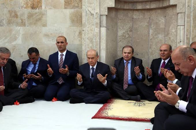 Bahçeli: Milliyetçi Hareket Partisi, kaynağını Türk-İslam Ülküsünde bulan Türk milliyetçiliğine gönül ve ömür vermiş dava ve adamlık zirvesi iman erlerinin övüncüdür