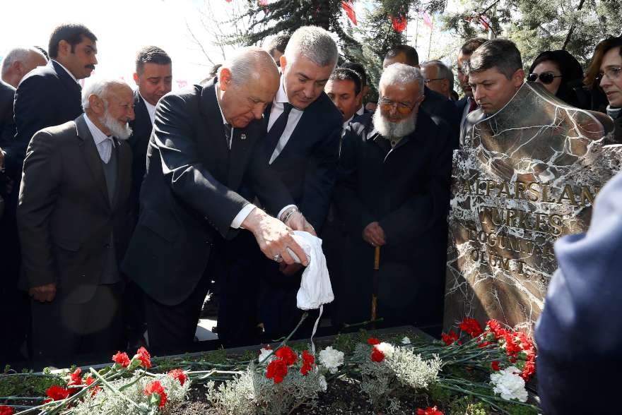 MHP Lideri Devlet Bahçeli “Türkeş Bey, şartlara ve olaylara körü körüne boyun eğmeyen dirayet ve şahsiyet timsaliydi”