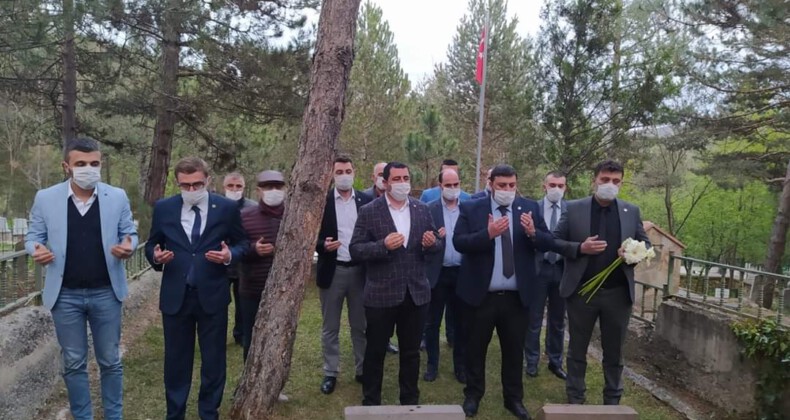 Ülkücü Şehit Bekir Yücel kabri başında dualarla anıldı