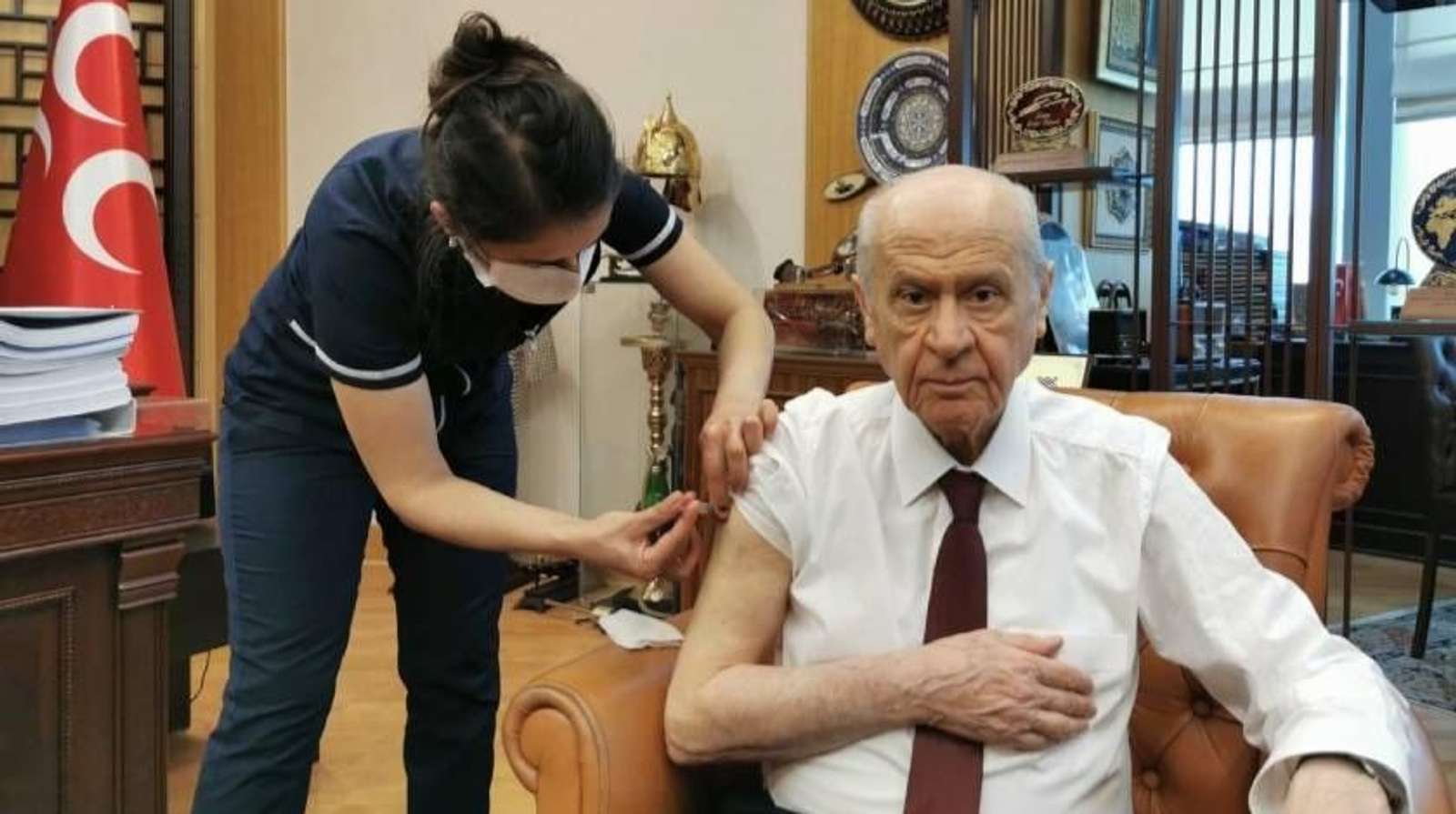 MHP Lideri Bahçeli Koronavirüs aşısı oldu