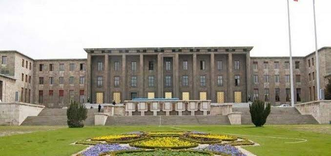 TBMM bahçesine yıldırım düştü