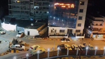 Libya’da silahlı gruplar başbakanlık ve savunma bakanlığı binalarını kuşattı