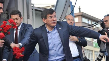 Davutoğlu’nu çıldırtacak başörtüsü sorusu