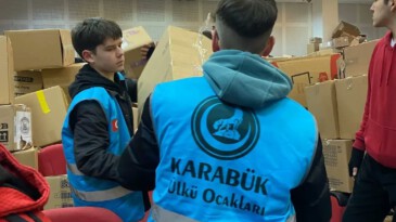 Kansa kan, emekse emek: #Karabük Ülkü Ocakları #deprem yardımında Birlikte Güçlüyüz