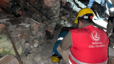 Kansa kan, emekse emek: #Balıkesir Ülkü Ocakları #deprem Birlikte Güçlüyüz