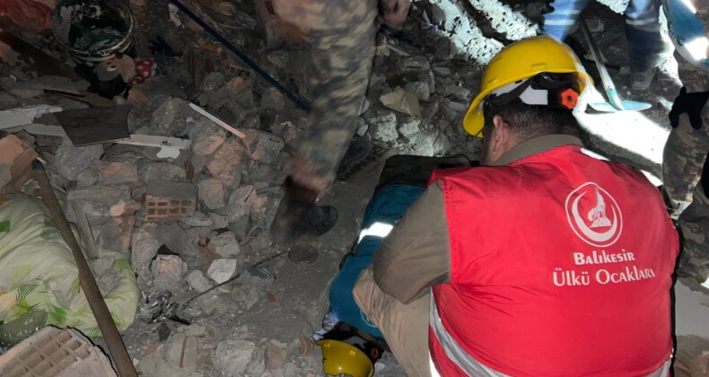 Kansa kan, emekse emek: #Balıkesir Ülkü Ocakları #deprem Birlikte Güçlüyüz