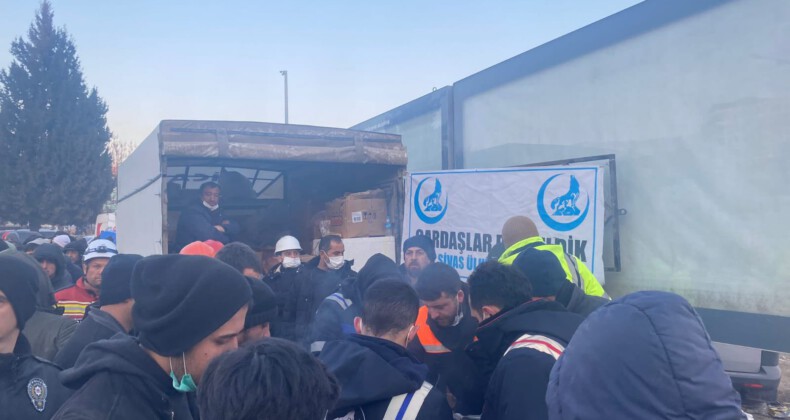 Kansa kan, emekse emek: #Sivas Ülkü Ocakları #deprem Birlikte Güçlüyüz