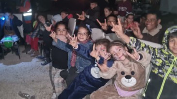 Sahada Ülkücüler Var: Silivri Ülkü Ocakları’ndan depremzede çocuklar için film gösterimi