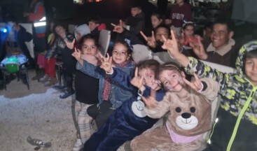 Sahada Ülkücüler Var: Silivri Ülkü Ocakları’ndan depremzede çocuklar için film gösterimi