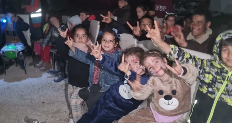 Sahada Ülkücüler Var: Silivri Ülkü Ocakları’ndan depremzede çocuklar için film gösterimi