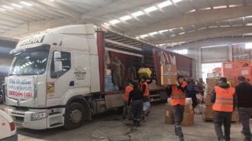 Kansa kan, emekse emek: #İzmir Ülkü Ocakları #deprem Birlikte Güçlüyüz