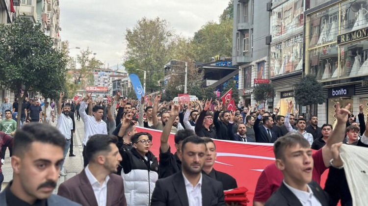 Ülkücüler Bursa’yı Türk Bayrakları ile donattı