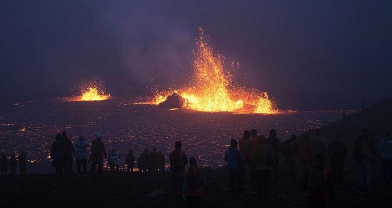 İzlanda’da yanardağ patlaması endişesiyle acil durum ilan edildi