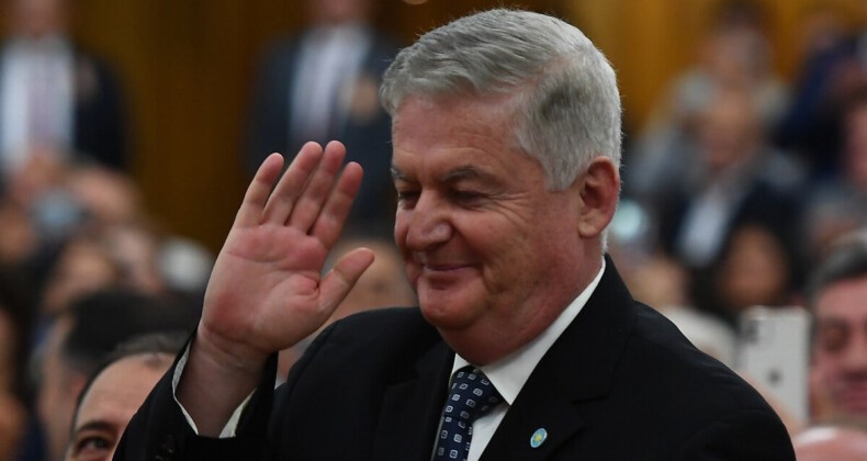 İP kördüğüm: Ahmet Zeki Üçok görevden alındı