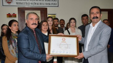 Hakkari Belediye Başkanı Mehmet Sıddık Akış Van’da gözaltına alındı.