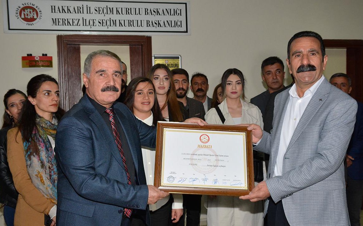 Hakkari Belediye Başkanı Mehmet Sıddık Akış Van’da gözaltına alındı.