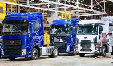 Ford Otosan ve Iveco’dan Ağır Ticari Araç Sektöründe Stratejik İş BirliğiFord Otosan ve Iveco, ağır ticari araç sektöründe önemli bir ortaklığa imza atarak, Avrupa Birliği’nin 2028’de yürürlüğe girecek Doğrudan Görüş Standardı (GSR D Direct Vision Yönetmeliği) gerekliliklerine uyum sağlamayı ve karbon salınımını azaltmayı hedefliyor. Bu kapsamda, iki şirket yeni ağır kamyon kabin modellerinin geliştirilmesi için güçlerini birleştiriyor. Ortak Geliştirme ve Üretim Süreci İş birliği çerçevesinde, yeni kabin modelleri ortak geliştirilecek ve bazı parçalar birlikte tedarik edilecek. Üretim, her iki şirketin kendi tesislerinde gerçekleştirilecek ve kabinler Ford Trucks ve Iveco markalarıyla piyasaya sürülecek. Proje kapsamında fikri haklar eşit şekilde paylaşılacak, mühendislik çalışmaları ortak finanse edilecek ve üretim yatırımları satış hacmine göre bölüştürülecek. İlk Modeller 2028’de Geliyor Ortak geliştirme süreciyle hazırlanan ilk kabin modellerinin 2028 itibarıyla üretime hazır hale gelmesi planlanıyor. Anlaşma, 31 Aralık 2029’a kadar geçerli olacak ve taraflara 30 Kasım 2026’ya kadar belirli koşullar altında fesih hakkı tanıyacak. Bu iş birliği, ağır ticari araç sektöründe rekabeti artırırken, yenilikçi ve sürdürülebilir çözümlerin hızla hayata geçirilmesine de katkı sağlayacak.
