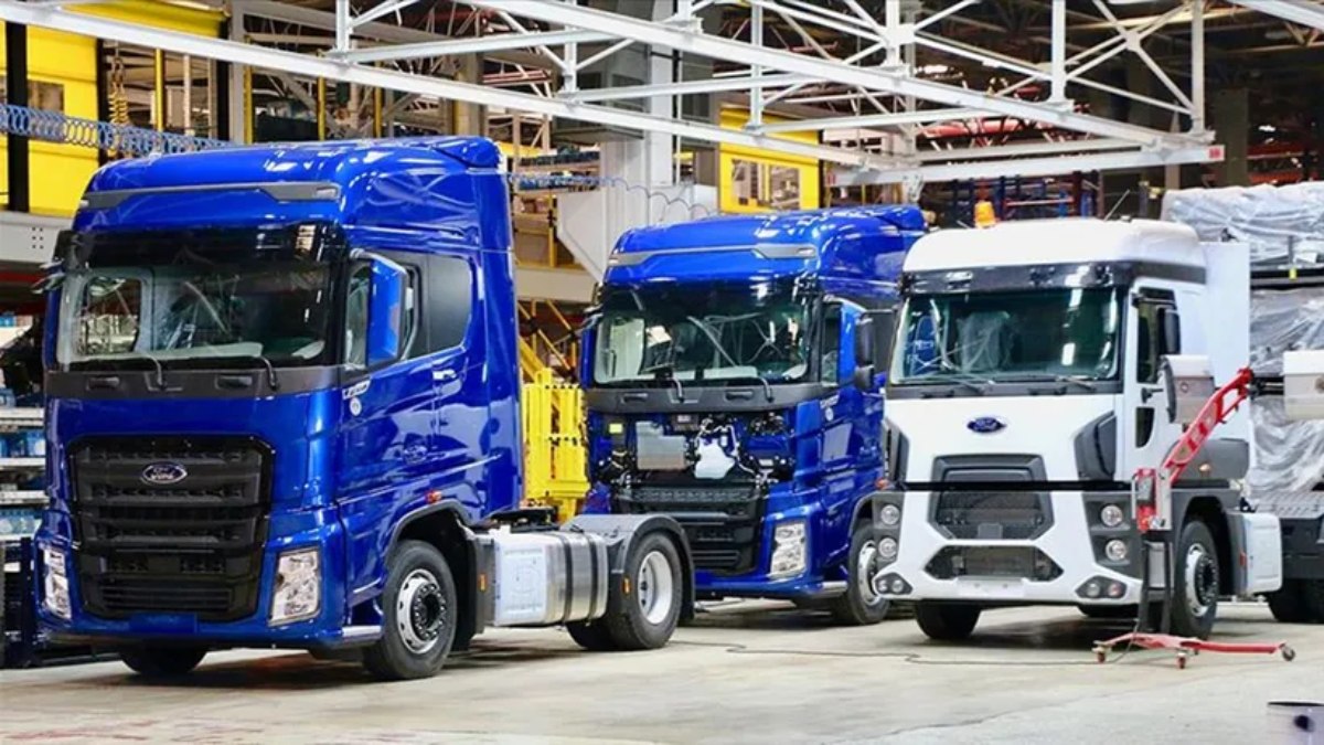 Ford Otosan ve Iveco’dan Ağır Ticari Araç Sektöründe Stratejik İş BirliğiFord Otosan ve Iveco, ağır ticari araç sektöründe önemli bir ortaklığa imza atarak, Avrupa Birliği’nin 2028’de yürürlüğe girecek Doğrudan Görüş Standardı (GSR D Direct Vision Yönetmeliği) gerekliliklerine uyum sağlamayı ve karbon salınımını azaltmayı hedefliyor. Bu kapsamda, iki şirket yeni ağır kamyon kabin modellerinin geliştirilmesi için güçlerini birleştiriyor.  Ortak Geliştirme ve Üretim Süreci İş birliği çerçevesinde, yeni kabin modelleri ortak geliştirilecek ve bazı parçalar birlikte tedarik edilecek. Üretim, her iki şirketin kendi tesislerinde gerçekleştirilecek ve kabinler Ford Trucks ve Iveco markalarıyla piyasaya sürülecek.  Proje kapsamında fikri haklar eşit şekilde paylaşılacak, mühendislik çalışmaları ortak finanse edilecek ve üretim yatırımları satış hacmine göre bölüştürülecek.  İlk Modeller 2028’de Geliyor Ortak geliştirme süreciyle hazırlanan ilk kabin modellerinin 2028 itibarıyla üretime hazır hale gelmesi planlanıyor. Anlaşma, 31 Aralık 2029’a kadar geçerli olacak ve taraflara 30 Kasım 2026’ya kadar belirli koşullar altında fesih hakkı tanıyacak.  Bu iş birliği, ağır ticari araç sektöründe rekabeti artırırken, yenilikçi ve sürdürülebilir çözümlerin hızla hayata geçirilmesine de katkı sağlayacak.
