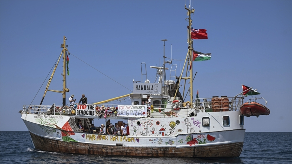 Siyonist terör devleti İsrail, Gazze’ye insani yardım götüren Hanzala gemisine baskın düzenledi