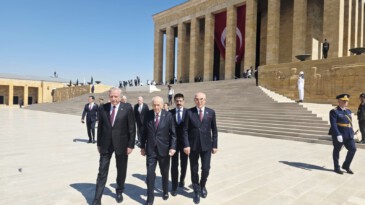 Devlet BAHÇELİ, 30 Ağustos Zafer Bayramı dolayısıyla Anıtkabir’de düzenlenen törene katıldı
