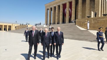 Devlet BAHÇELİ, 30 Ağustos Zafer Bayramı dolayısıyla Anıtkabir’de düzenlenen törene katıldı