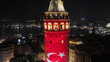 30 Ağustos Zafer Bayramı dolayısıyla Galata Kulesi’ne Türk bayrağı yansıtıldı.