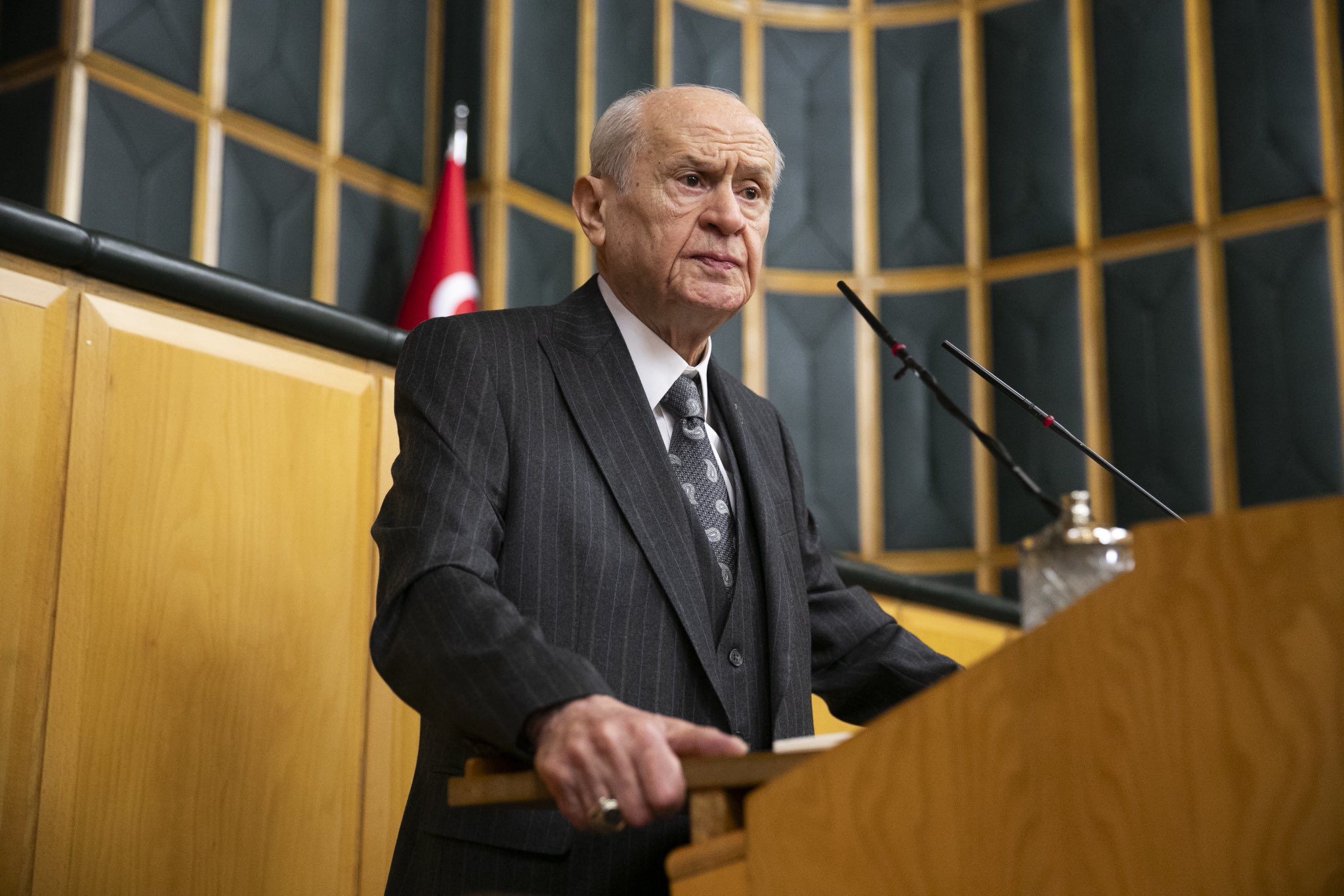 Gazi Meclis aciz Meclis değildir. Gazi Meclis kürsü işgaliyle üçüncü dünya ülkelerini andıracak bir Meclis değildir.