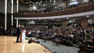 Devlet ile kavgaya tutuşanların, yaptıkları siyaset değil anlamsız bir meşguliyettir.