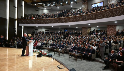 Devlet ile kavgaya tutuşanların, yaptıkları siyaset değil anlamsız bir meşguliyettir.