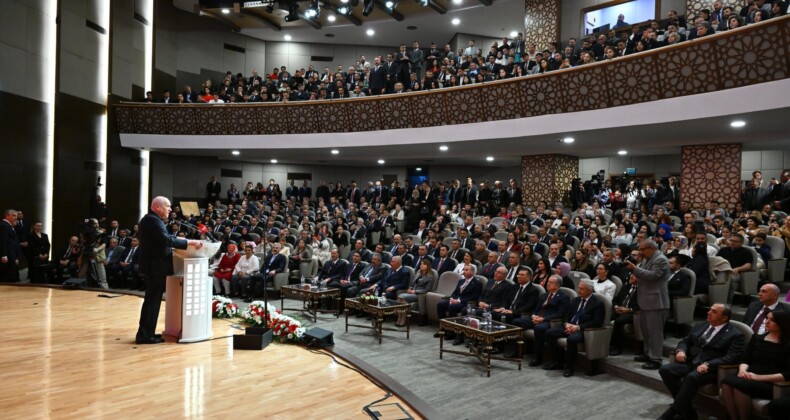 Devlet ile kavgaya tutuşanların, yaptıkları siyaset değil anlamsız bir meşguliyettir.