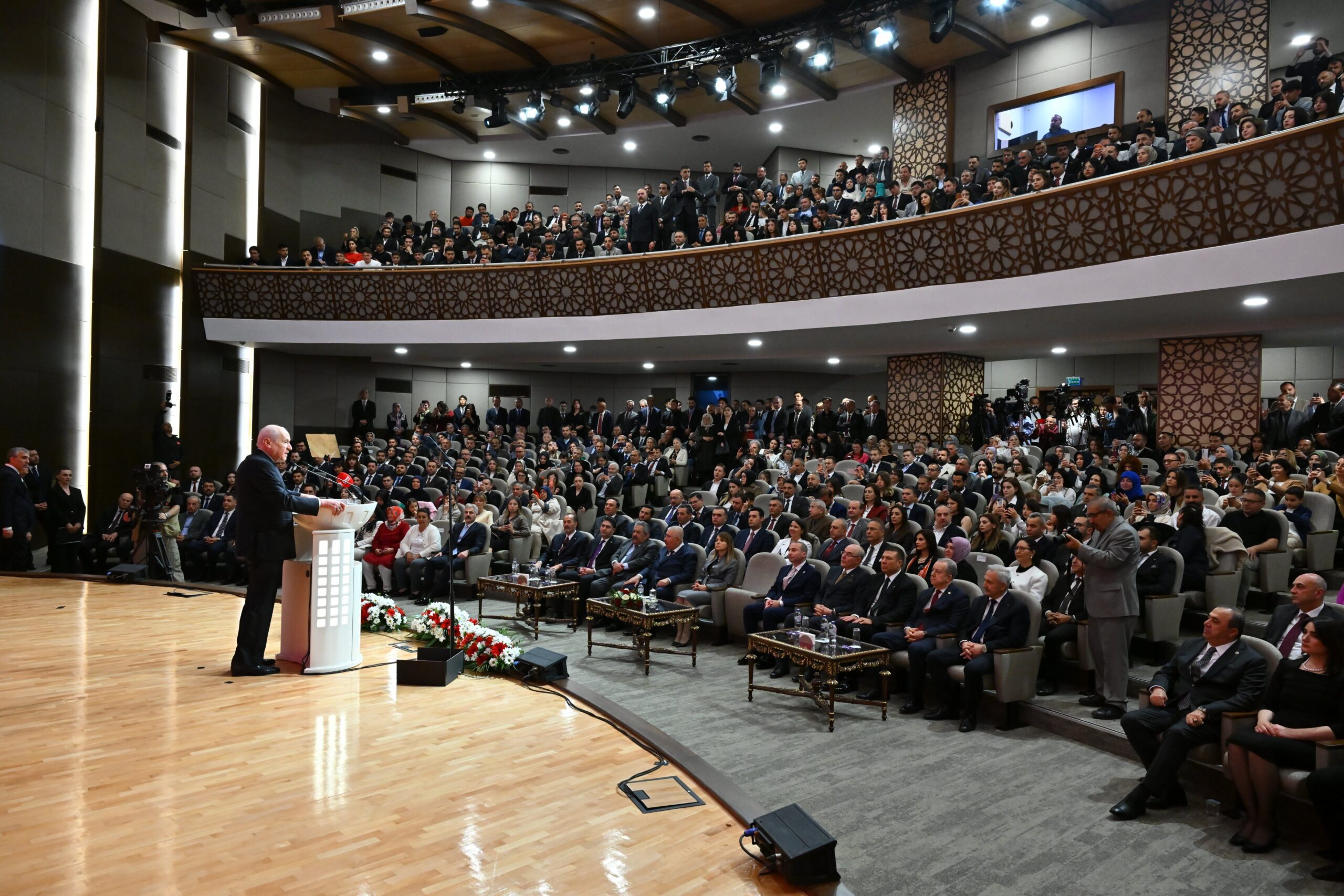 Devlet ile kavgaya tutuşanların, yaptıkları siyaset değil anlamsız bir meşguliyettir.