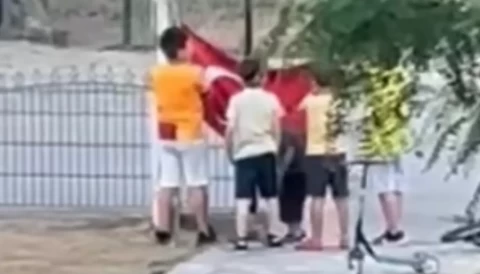 Bartın’da çocuklar yere düşen Türk bayrağını öpüp kaldırdı!